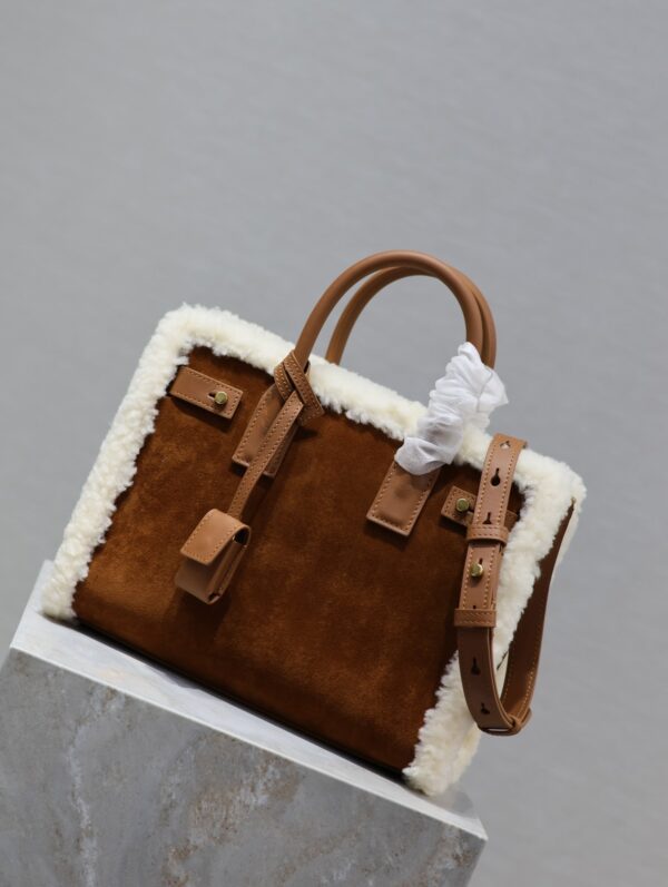 img_f8c0bdc9_20231221_i1703145032_5918_1_jpg SAC DE JOUR 26 IN BROWN SUEDE AND WHITE SHEARLING TRIM