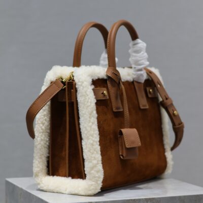 img_f8c0bdc9_20231221_i1703145032_7050_3_jpg SAC DE JOUR 26 IN BROWN SUEDE AND WHITE SHEARLING TRIM