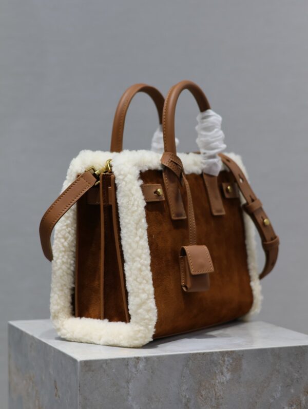 img_f8c0bdc9_20231221_i1703145032_7050_3_jpg SAC DE JOUR 26 IN BROWN SUEDE AND WHITE SHEARLING TRIM