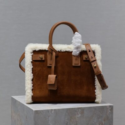img_f8c0bdc9_20231221_i1703145032_7790_0_jpg SAC DE JOUR 26 IN BROWN SUEDE AND WHITE SHEARLING TRIM