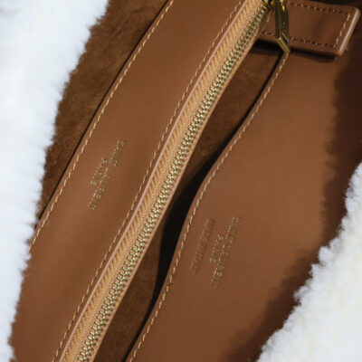 img_f8c0bdc9_20231221_i1703145032_7933_7_jpg SAC DE JOUR 26 IN BROWN SUEDE AND WHITE SHEARLING TRIM