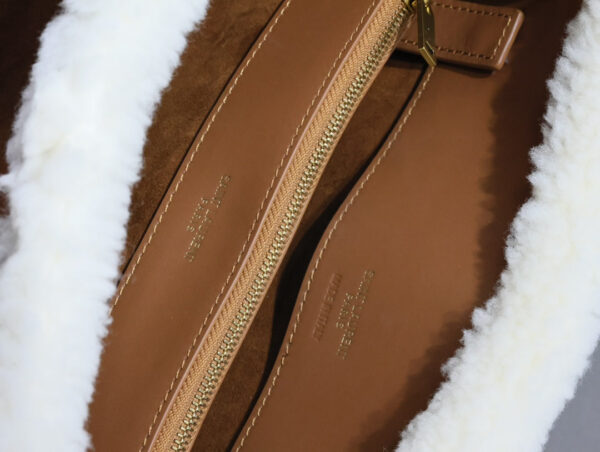 img_f8c0bdc9_20231221_i1703145032_7933_7_jpg SAC DE JOUR 26 IN BROWN SUEDE AND WHITE SHEARLING TRIM