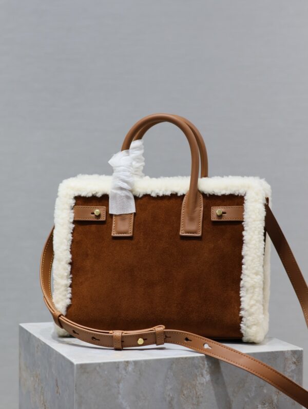 img_f8c0bdc9_20231221_i1703145032_831_5_jpg SAC DE JOUR 26 IN BROWN SUEDE AND WHITE SHEARLING TRIM