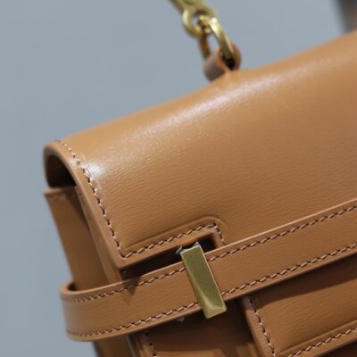 MANHATTAN HANDBAG 32 IN CINNAMON BROWN CALFSKIN GOLD HARDWARE