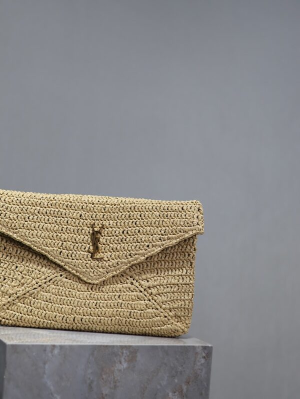 ENVELOPE CLUTCH 29 IN BEIGE RAFFIA