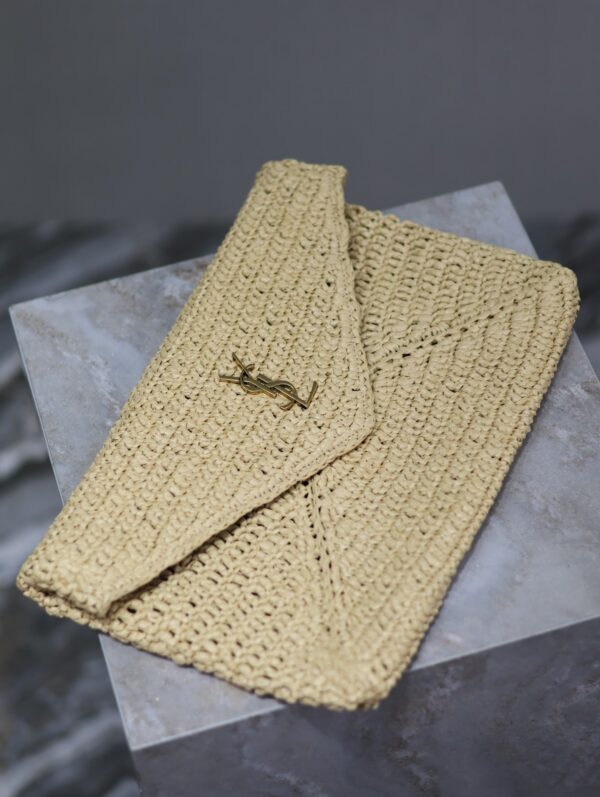 ENVELOPE CLUTCH 29 IN BEIGE RAFFIA