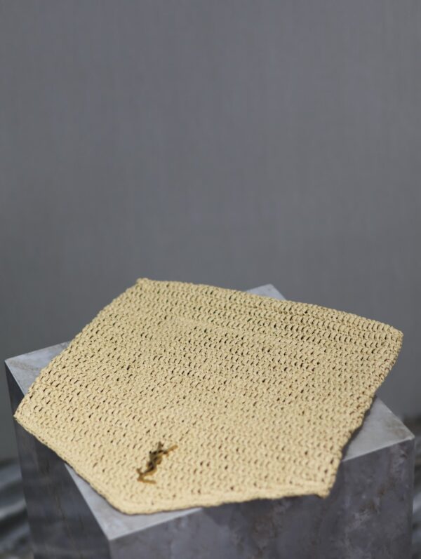 ENVELOPE CLUTCH 29 IN BEIGE RAFFIA