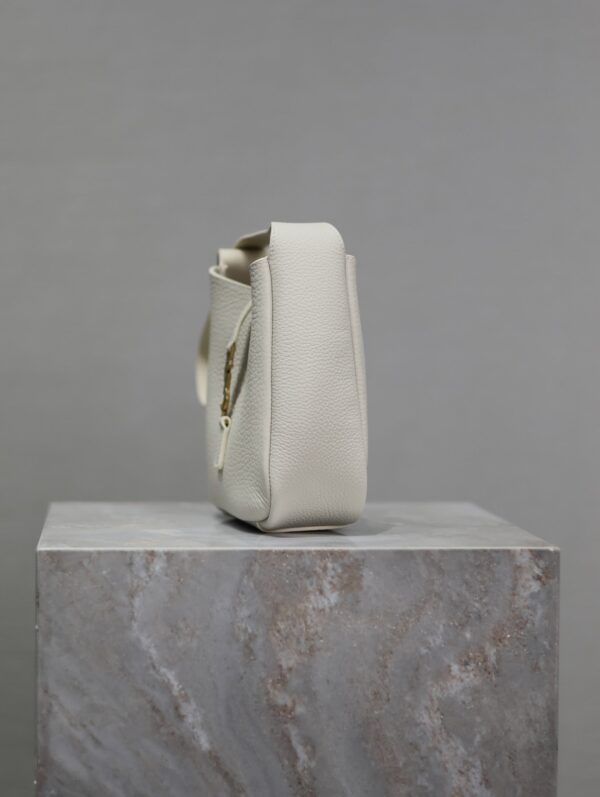 img_f8c0bdc9_20240718_i1721287213_1394_5_jpg YSL 25S LE 5 À 7 BAG 16 IN BLANC VINTAGE GRAINED CALFSKIN GOLD HARDWRE