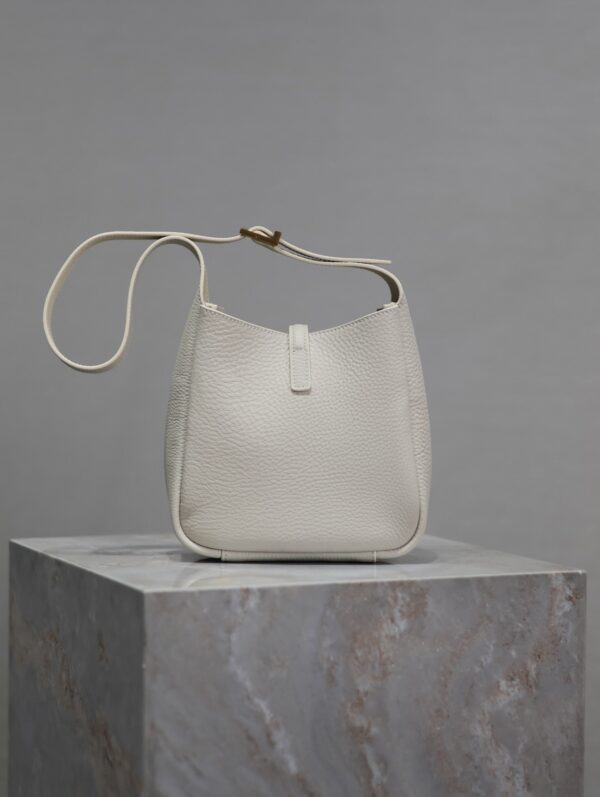 img_f8c0bdc9_20240718_i1721287213_6142_1_jpg YSL 25S LE 5 À 7 BAG 16 IN BLANC VINTAGE GRAINED CALFSKIN GOLD HARDWRE