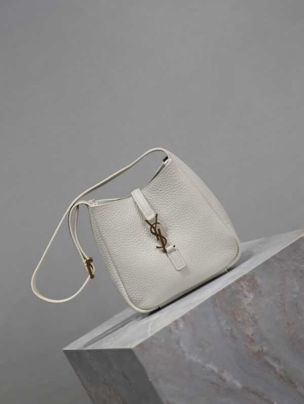 img_f8c0bdc9_20240718_i1721287213_6239_7_jpg YSL 25S LE 5 À 7 BAG 16 IN BLANC VINTAGE GRAINED CALFSKIN GOLD HARDWRE