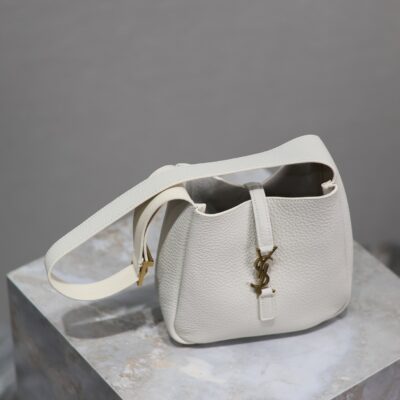 img_f8c0bdc9_20240718_i1721287213_6504_0_jpg YSL 25S LE 5 À 7 BAG 16 IN BLANC VINTAGE GRAINED CALFSKIN GOLD HARDWRE