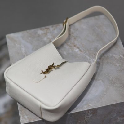 img_f8c0bdc9_20240718_i1721287213_8583_2_jpg YSL 25S LE 5 À 7 BAG 16 IN BLANC VINTAGE GRAINED CALFSKIN GOLD HARDWRE