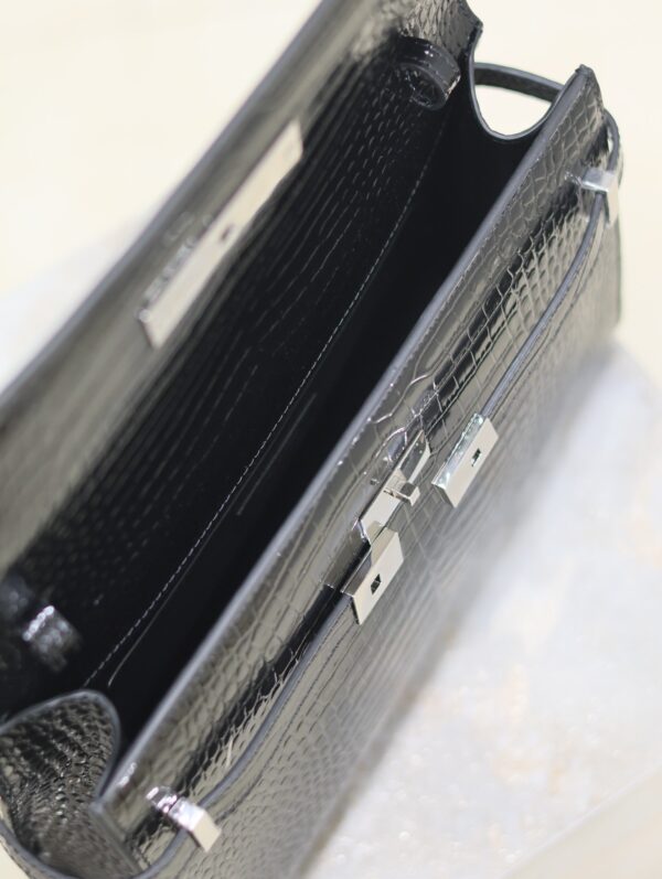 img_f8c0bdc9_20240810_i1723289914_487_2_jpg MANHATTAN MEDIUM 29 IN BLACK CROCODILE-EMBOSSED CALFSKIN SILVER BUCKLE