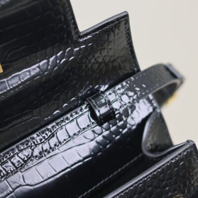 img_f8c0bdc9_20240810_i1723293167_4723_6_jpg MANHATTAN SMALL 24 IN BLACK CROCODILE PATTERN GLOSSY CALFSKIN GOLD BUCKLE