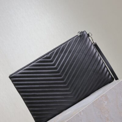 CLUTCH 36 IN BLACK QUILTED CALFSKIN SILVER BUCKLE