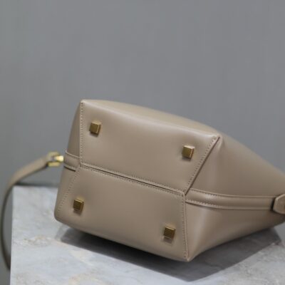 YSL 25S LE 37 BUCKET 20 IN BEIGE CALFSKIN GOLD HARDWARE