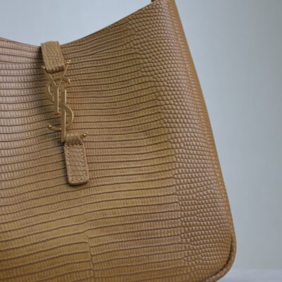 LE 5 À 7 SMALL SUPPLE 23 IN CIDER BROWN LIZARD-EMBOSSED CALFSKIN