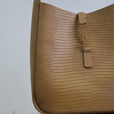 LE 5 À 7 SMALL SUPPLE 23 IN CIDER BROWN LIZARD-EMBOSSED CALFSKIN
