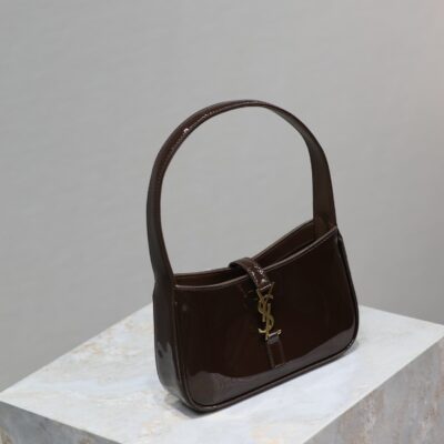 img_f8c0bdc9_20241030_i1730267130_1423_2_jpg LE 5 À 7 MINI BAG 19 IN CHOCOLATE PATENT CALFSKIN GOLD LOGO