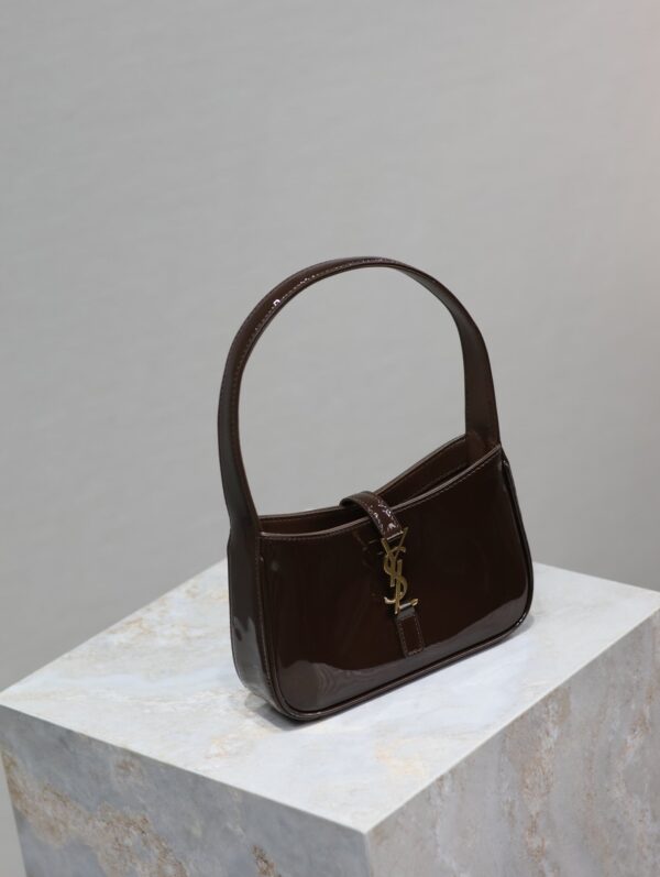 img_f8c0bdc9_20241030_i1730267130_1423_2_jpg LE 5 À 7 MINI BAG 19 IN CHOCOLATE PATENT CALFSKIN GOLD LOGO