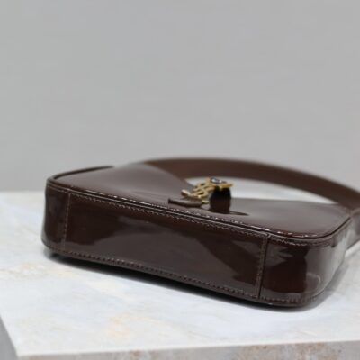 img_f8c0bdc9_20241030_i1730267130_1723_6_jpg LE 5 À 7 MINI BAG 19 IN CHOCOLATE PATENT CALFSKIN GOLD LOGO