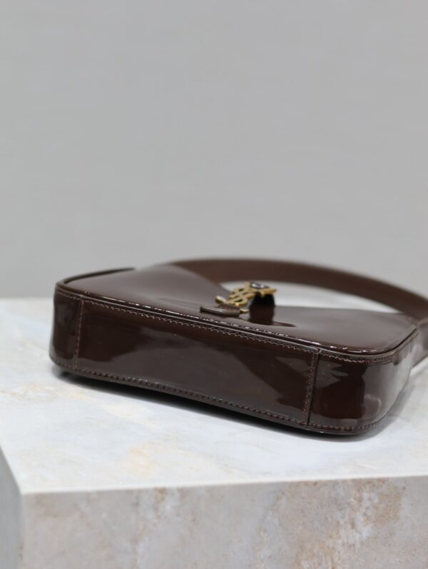 img_f8c0bdc9_20241030_i1730267130_1723_6_jpg LE 5 À 7 MINI BAG 19 IN CHOCOLATE PATENT CALFSKIN GOLD LOGO
