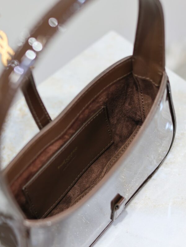 img_f8c0bdc9_20241030_i1730267130_1740_7_jpg LE 5 À 7 MINI BAG 19 IN CHOCOLATE PATENT CALFSKIN GOLD LOGO