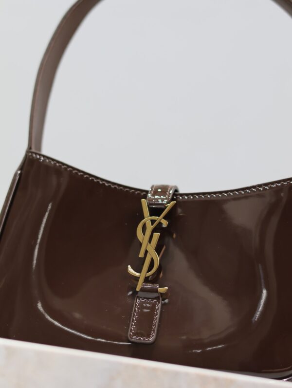 img_f8c0bdc9_20241030_i1730267130_2271_4_jpg LE 5 À 7 MINI BAG 19 IN CHOCOLATE PATENT CALFSKIN GOLD LOGO