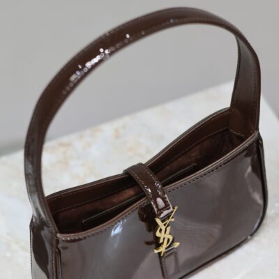 img_f8c0bdc9_20241030_i1730267130_5457_5_jpg LE 5 À 7 MINI BAG 19 IN CHOCOLATE PATENT CALFSKIN GOLD LOGO