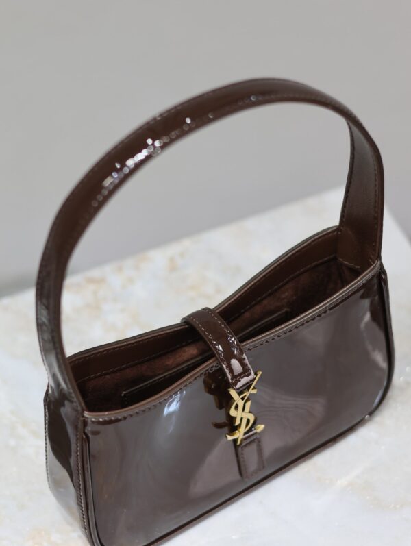 img_f8c0bdc9_20241030_i1730267130_5457_5_jpg LE 5 À 7 MINI BAG 19 IN CHOCOLATE PATENT CALFSKIN GOLD LOGO