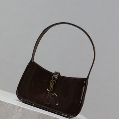 img_f8c0bdc9_20241030_i1730267130_5873_1_jpg LE 5 À 7 MINI BAG 19 IN CHOCOLATE PATENT CALFSKIN GOLD LOGO