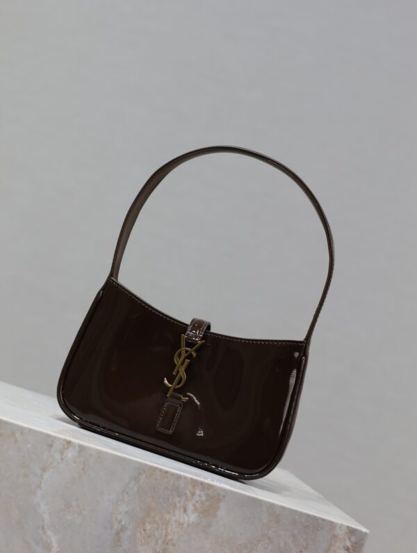 img_f8c0bdc9_20241030_i1730267130_5873_1_jpg LE 5 À 7 MINI BAG 19 IN CHOCOLATE PATENT CALFSKIN GOLD LOGO