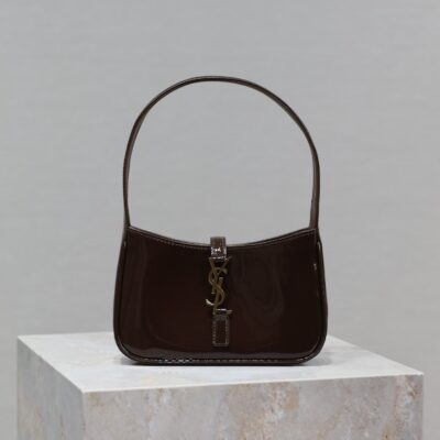 img_f8c0bdc9_20241030_i1730267130_7094_0_jpg LE 5 À 7 MINI BAG 19 IN CHOCOLATE PATENT CALFSKIN GOLD LOGO
