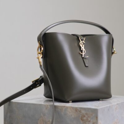 img_f8c0bdc9_20241118_i1731910729_1391_0_jpg LE 37 SMALL BUCKET BAG 20 IN KHAKI GREEN CALFSKIN GOLD HARDWARE