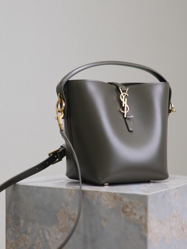 img_f8c0bdc9_20241118_i1731910729_1391_0_jpg LE 37 SMALL BUCKET BAG 20 IN KHAKI GREEN CALFSKIN GOLD HARDWARE