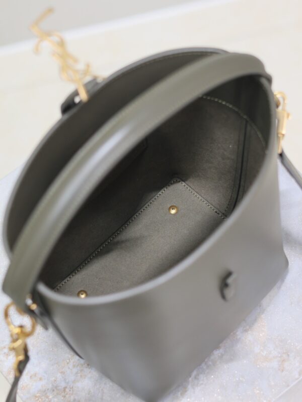 img_f8c0bdc9_20241118_i1731910729_2757_1_jpg LE 37 SMALL BUCKET BAG 20 IN KHAKI GREEN CALFSKIN GOLD HARDWARE