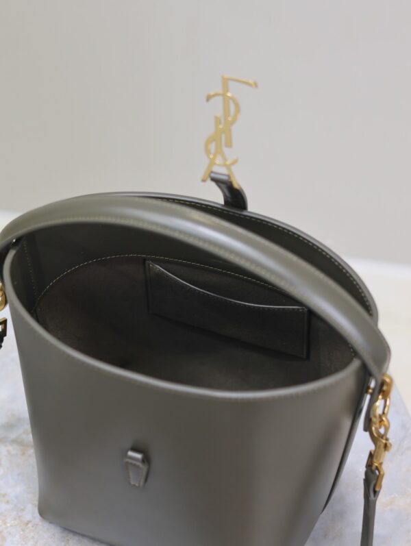img_f8c0bdc9_20241118_i1731910730_1235_5_jpg LE 37 SMALL BUCKET BAG 20 IN KHAKI GREEN CALFSKIN GOLD HARDWARE
