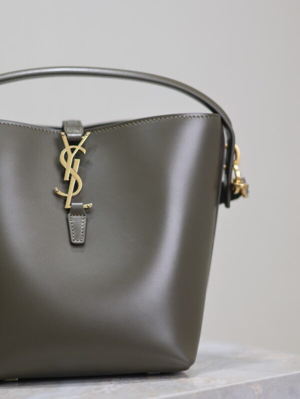 img_f8c0bdc9_20241118_i1731910730_6094_6_jpg LE 37 SMALL BUCKET BAG 20 IN KHAKI GREEN CALFSKIN GOLD HARDWARE