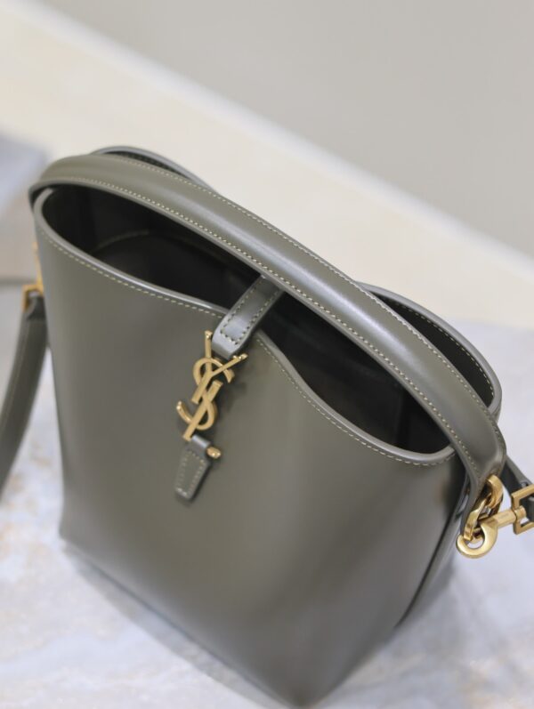 img_f8c0bdc9_20241118_i1731910730_9108_8_jpg LE 37 SMALL BUCKET BAG 20 IN KHAKI GREEN CALFSKIN GOLD HARDWARE