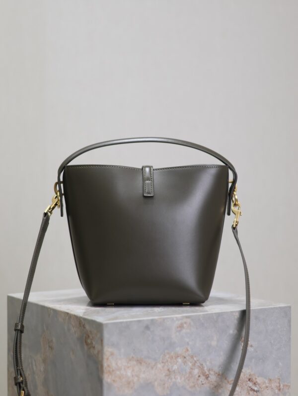 img_f8c0bdc9_20241118_i1731910730_9605_4_jpg LE 37 SMALL BUCKET BAG 20 IN KHAKI GREEN CALFSKIN GOLD HARDWARE