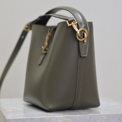 img_f8c0bdc9_20241118_i1731910730_9876_2_jpg LE 37 SMALL BUCKET BAG 20 IN KHAKI GREEN CALFSKIN GOLD HARDWARE