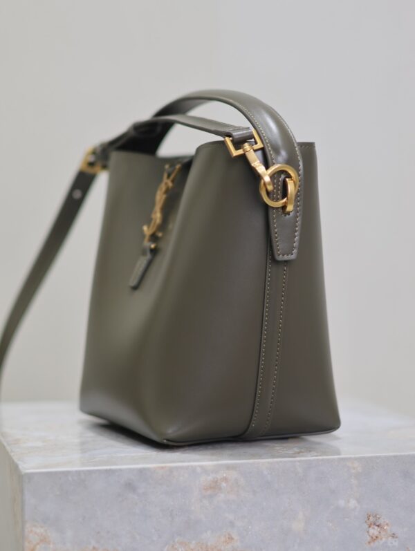 img_f8c0bdc9_20241118_i1731910730_9876_2_jpg LE 37 SMALL BUCKET BAG 20 IN KHAKI GREEN CALFSKIN GOLD HARDWARE
