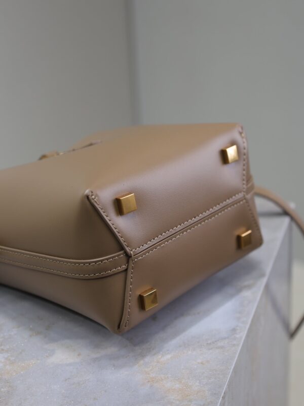 img_f8c0bdc9_20241121_i1732168981_1813_3_jpg LE 37 MINI BUCKET BAG 15 IN BROWN CALFSKIN GOLD HARDWARE
