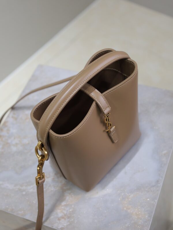 img_f8c0bdc9_20241121_i1732168981_5399_0_jpg LE 37 MINI BUCKET BAG 15 IN BROWN CALFSKIN GOLD HARDWARE