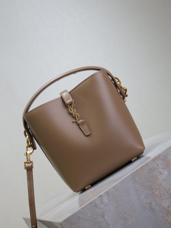 img_f8c0bdc9_20241121_i1732168981_8038_7_jpg LE 37 MINI BUCKET BAG 15 IN BROWN CALFSKIN GOLD HARDWARE