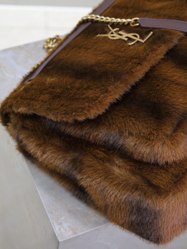 img_f8c0bdc9_20241121_i1732171821_1577_2_jpg NIKI LARGE 32 IN COFFE BROWN MINK FUR GOLD HARDWARE