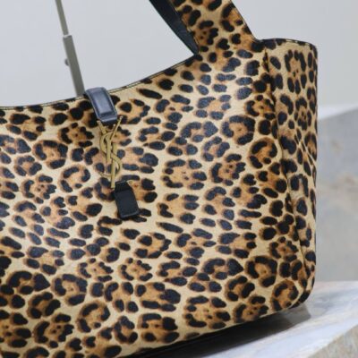 LE 5 À 7 BEA TOTE BAG 50 IN LEOPARD PRINT LEATHER GOLD LOGO