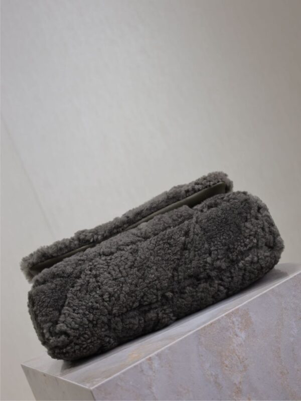 img_f8c0bdc9_20241212_1733983028_506_jpg JAMIE BAG 25 IN DARK GRAY LAMB WOOL
