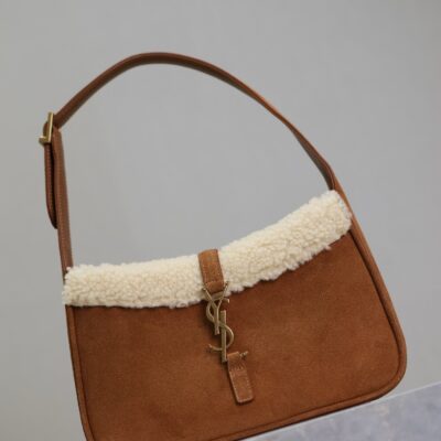 LE 5 À 7 SHOULDER BAG 25 IN BROWNIE SUEDE AND WHITE SHEARLING TRIM
