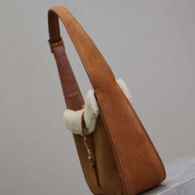 LE 5 À 7 SHOULDER BAG 25 IN BROWNIE SUEDE AND WHITE SHEARLING TRIM